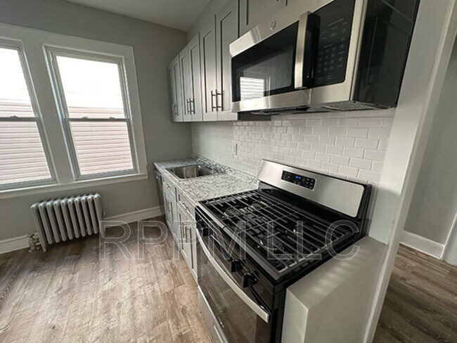 Building Photo - 100-102 Grand Ave, #1L