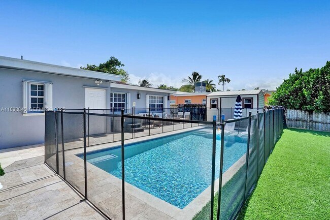 Building Photo - 1305 Funston St