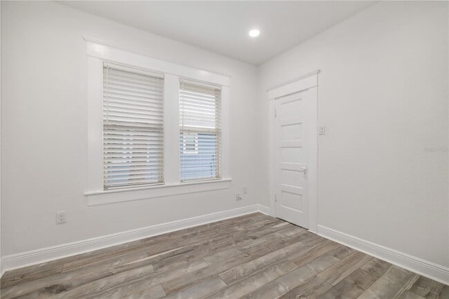 Building Photo - 409 S Willow Ave