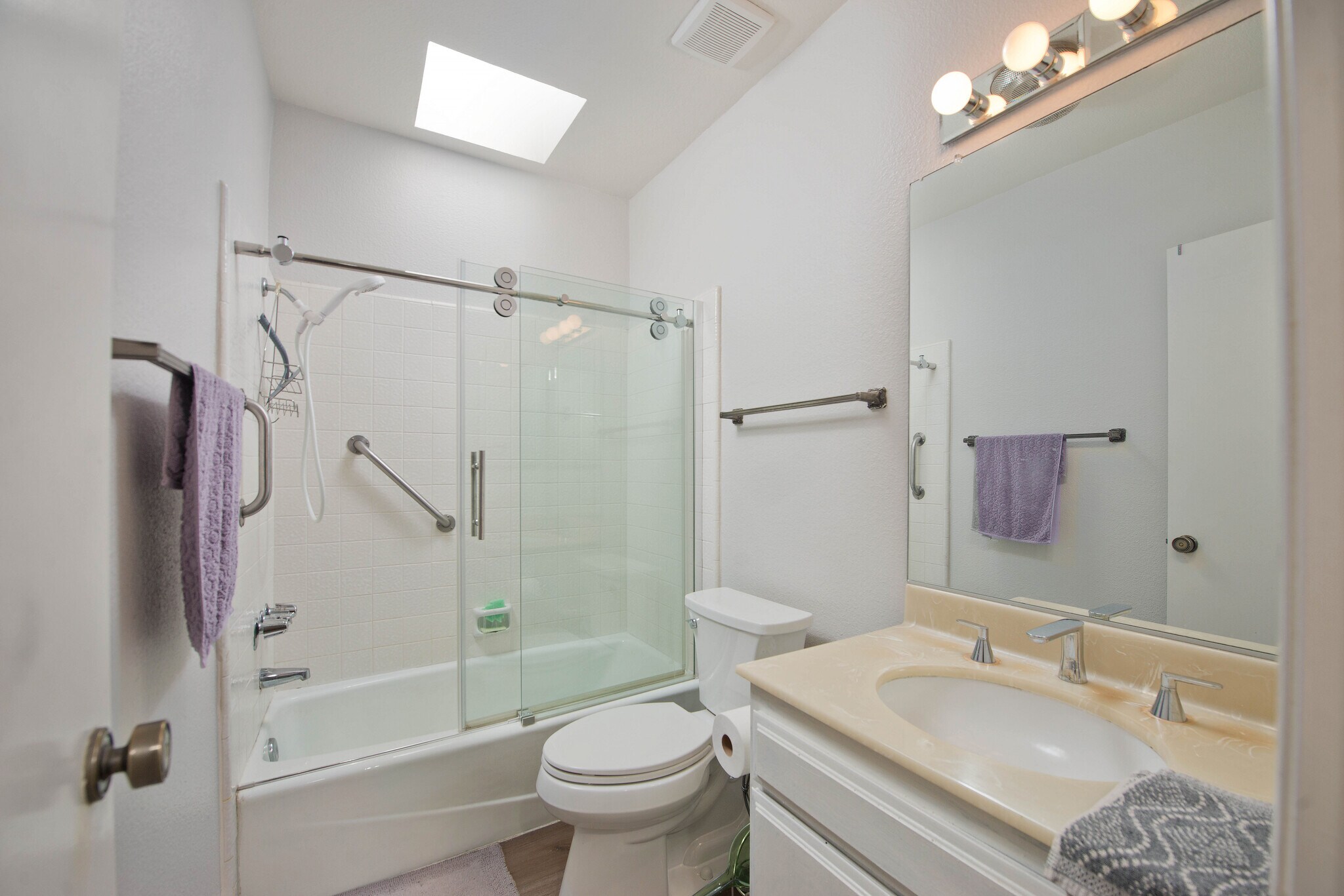 Building Photo - 5711 Owensmouth Ave