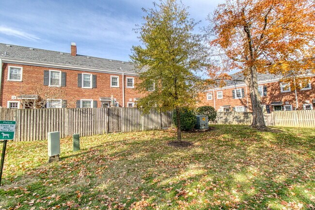 Building Photo - Discover Exceptional Townhouse Living!