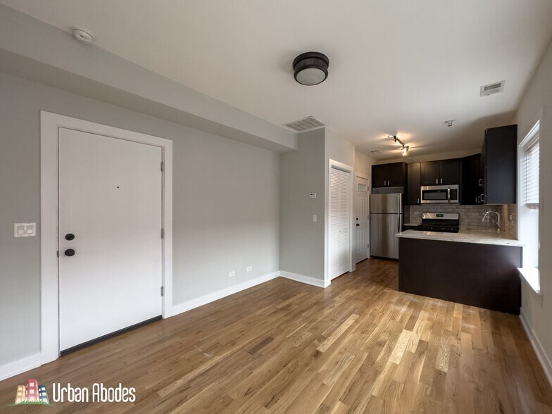 Building Photo - 2206 W Eastwood Ave