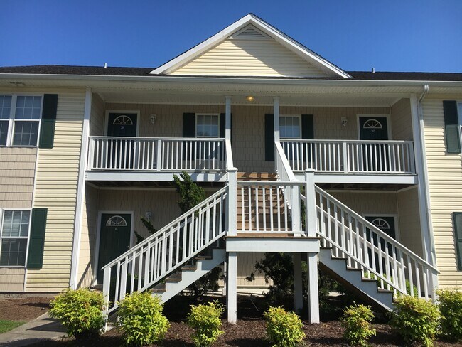 Building Photo - Updated Holten Place, top floor, two bedro...