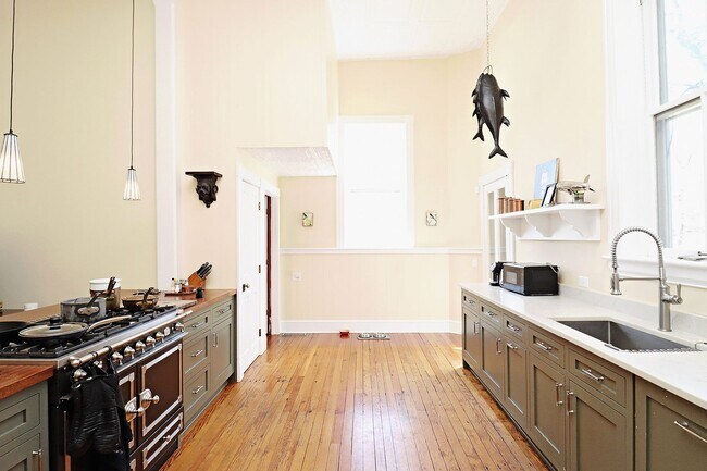 Building Photo - Beautifully Restored Ivy Residence, Fully Furnished with Utilities Included