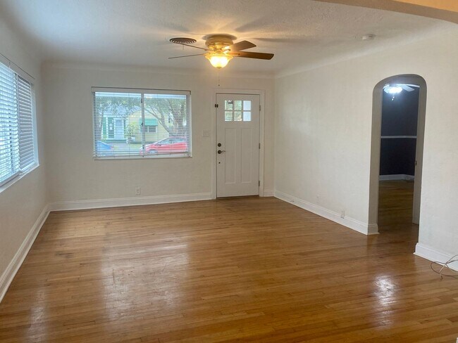Building Photo - Euclid/Woodlawn Roommate Dream 4/3 home
