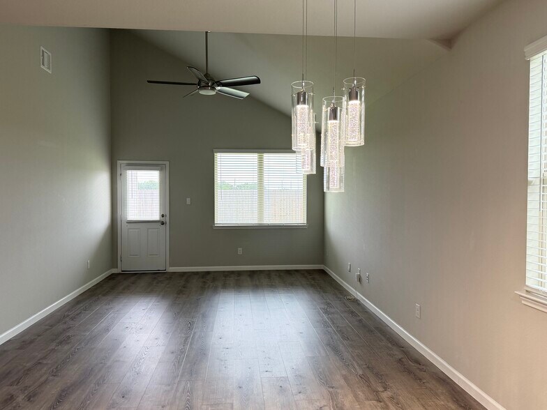 Building Photo - 6118 Yesenia St