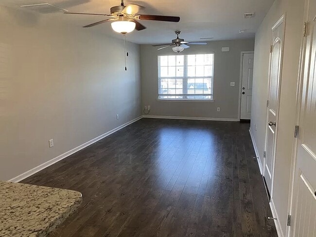 Building Photo - Spacious and well kept 2 bedroom home