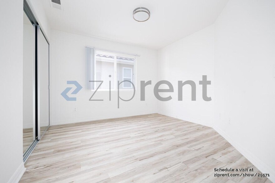 Building Photo - Unit