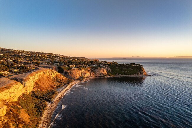 Building Photo - Natural Sunlight in every room, Palos Verdes Estates