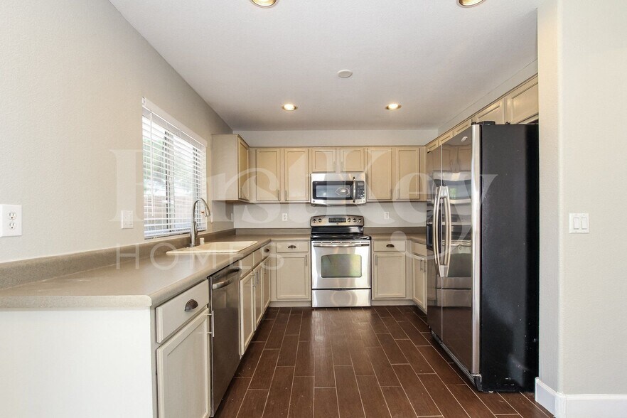 Building Photo - 9156 W Quail Ave