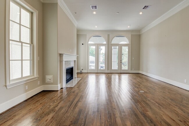 Building Photo - Spectacular Home 4 Bedrooms / 4.5 Bathroom...