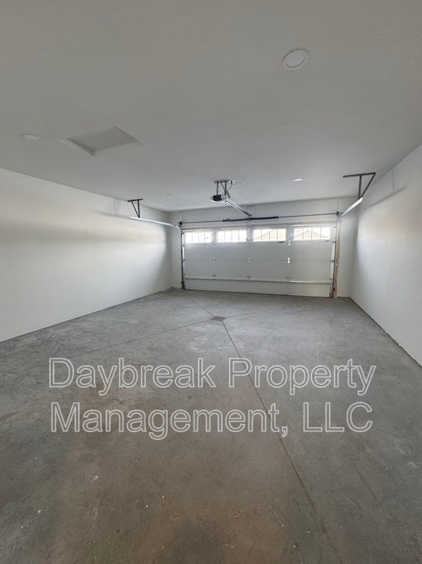 Building Photo - 628 Tree Farm Ln