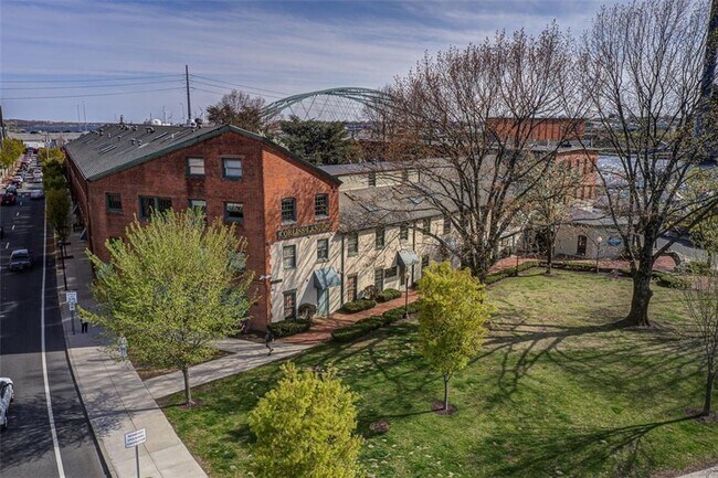 Building Photo - 555 S Water St