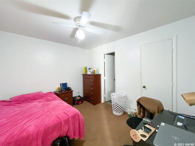 Building Photo - 4000 SW 23rd St