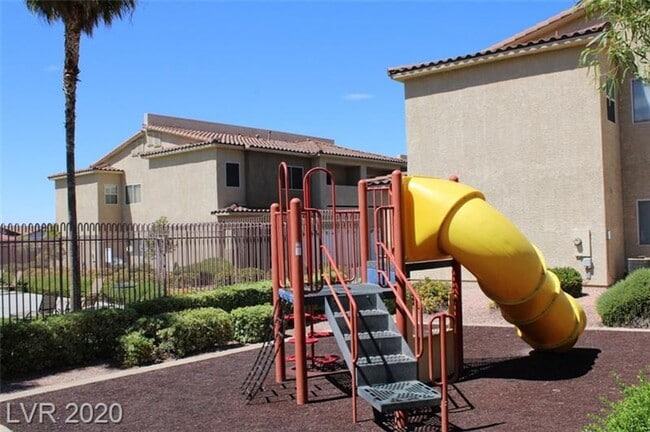 Building Photo - Bright & Beautiful 3-Bed Townhome with Bal...