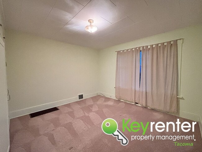 Building Photo - One Bedroom Triplex Unit in the Heart of Tacoma’s Proctor District!