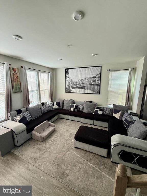 Building Photo - 7515 Mundell Rd