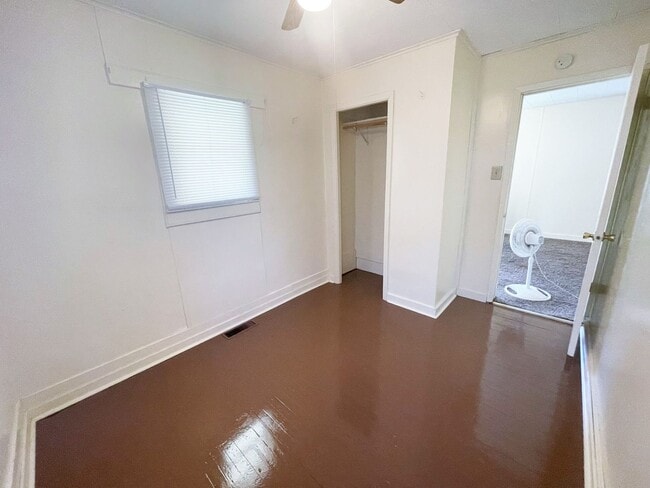 Building Photo - 208 E 10th- 2 bedroom house