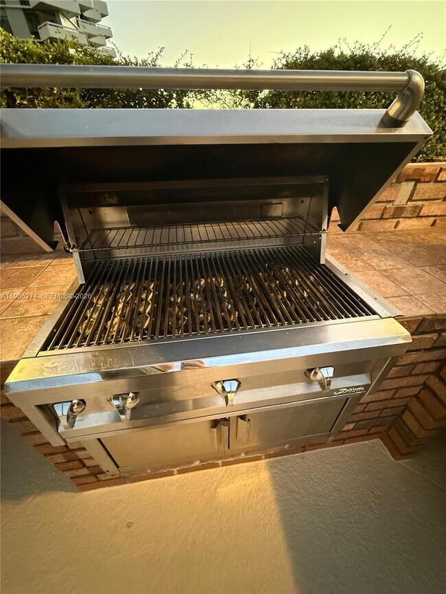 Building Photo - 2475 Brickell Ave