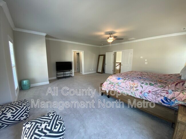 Building Photo - 6562 Creekview Cir