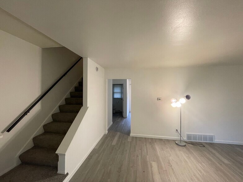Building Photo - 831 Badger Ln