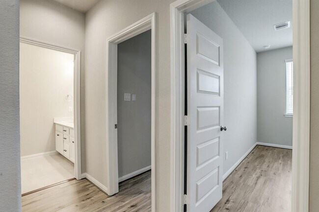 Building Photo - 9838 Magnolia Village Ln