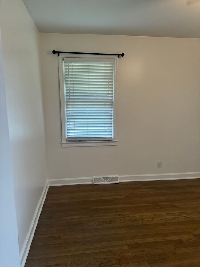 Building Photo - Price & Location!
