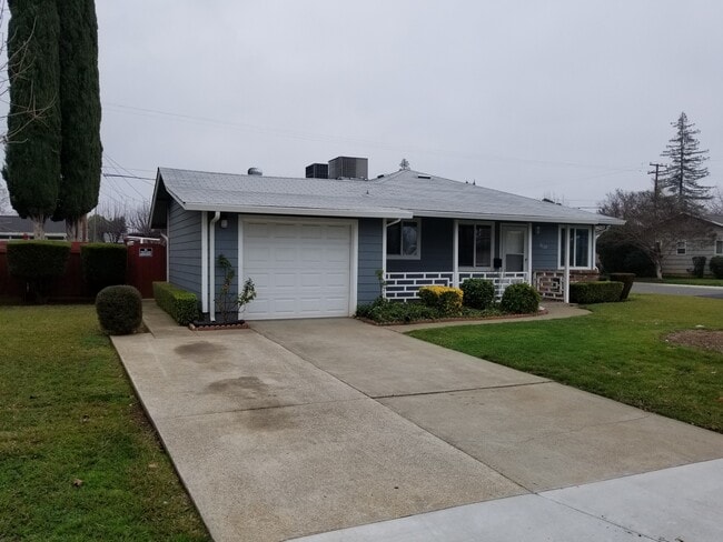 Building Photo - GREAT LOOKING 2BD / 1BTH DUPLEX W/ SPACIOUS BACKYARD!