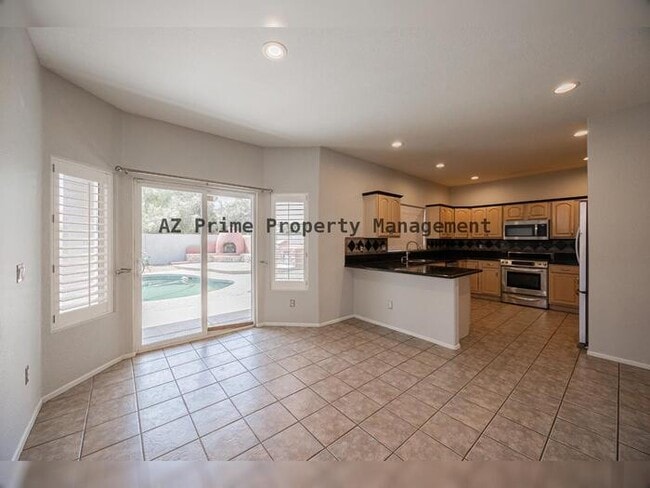 Building Photo - 873 W Tremaine Ave