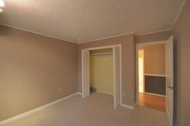 Building Photo - Updated Terrace Level 2 BR/ 2 BA Condo in ...