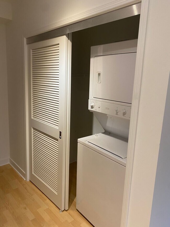 Building Photo - 1BR/1BA 837sqft! Condo! Parking! Laundry! ...