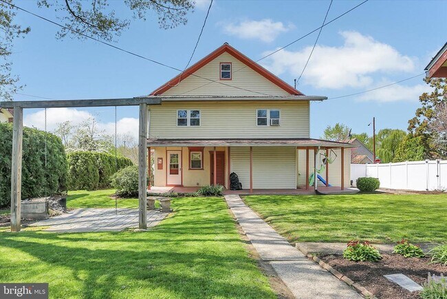 Building Photo - 319 N 2nd St