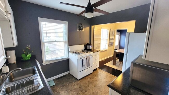 Building Photo - Clean 4 Bedroom Ready For Rent