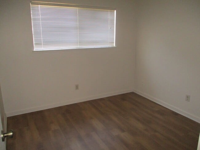 Building Photo - NICE 2 BEDROOM DUPLEX!