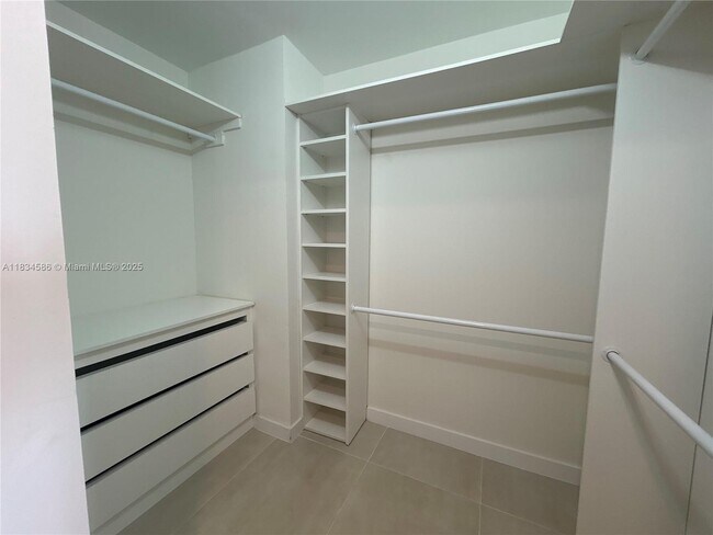 Building Photo - 1717 N Bayshore Dr