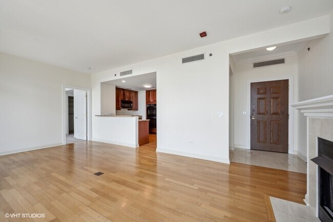 Building Photo - 21 E Huron St