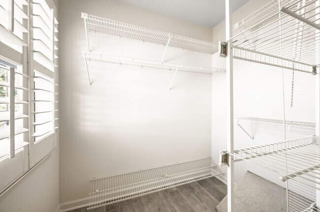 Building Photo - Awesome 4BR/3BA end-unit townhouse in the desirable River Plantation neighborhood!