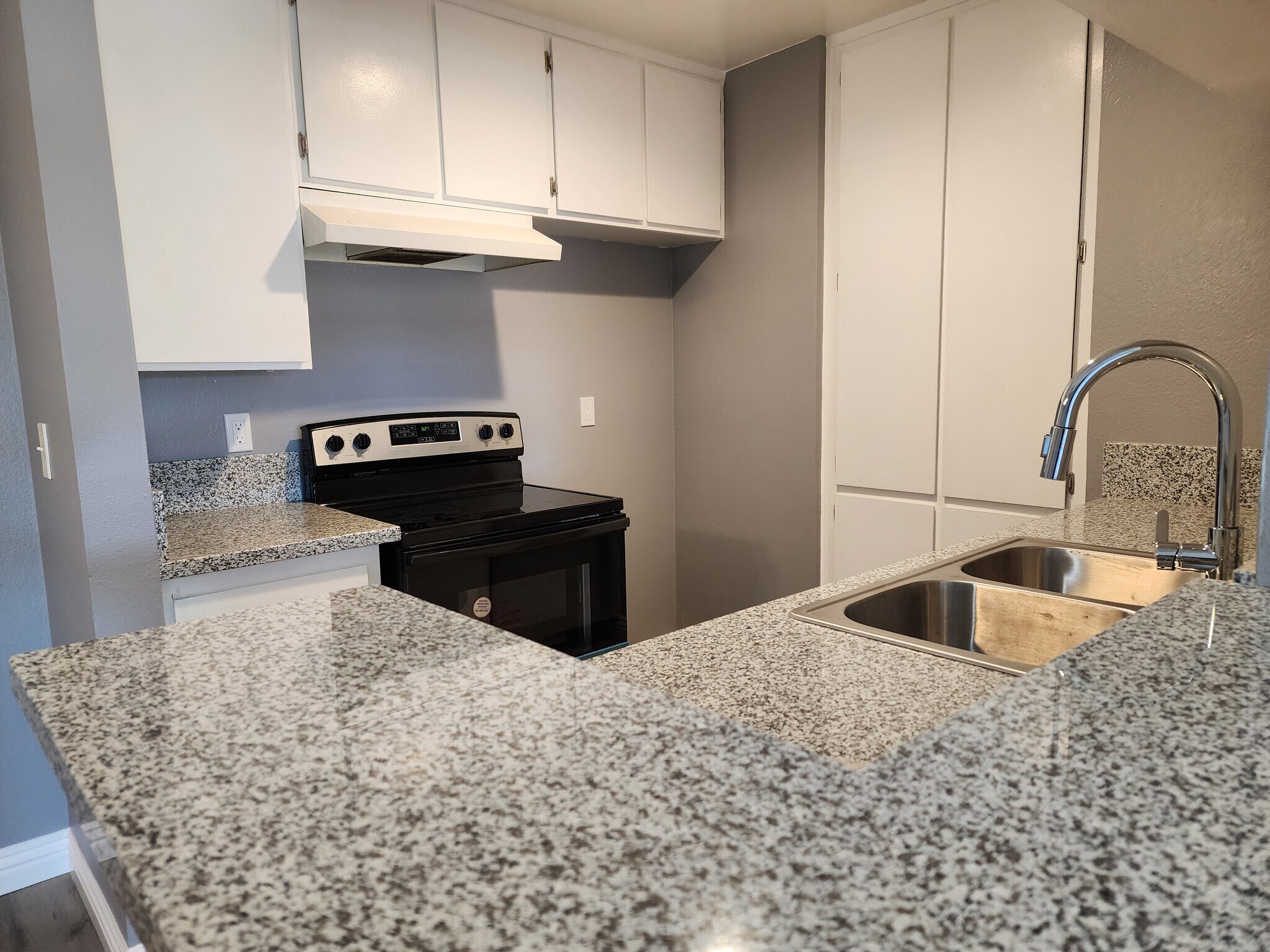 Kitchen and Countertops - 23334 Sesame St