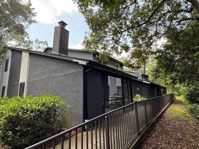Building Photo - Soaring Ceilings, 2 bedrooms w/a loft