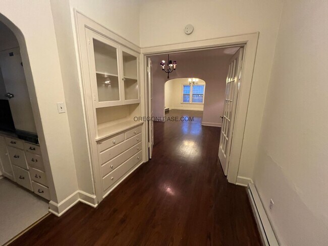 Building Photo - Large One bedroom downtown Eugene Apartment