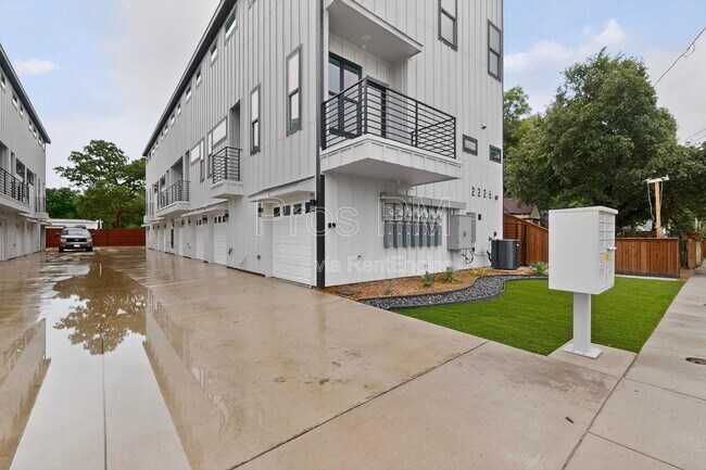 Interior Photo - 2226/2230 Shea Road