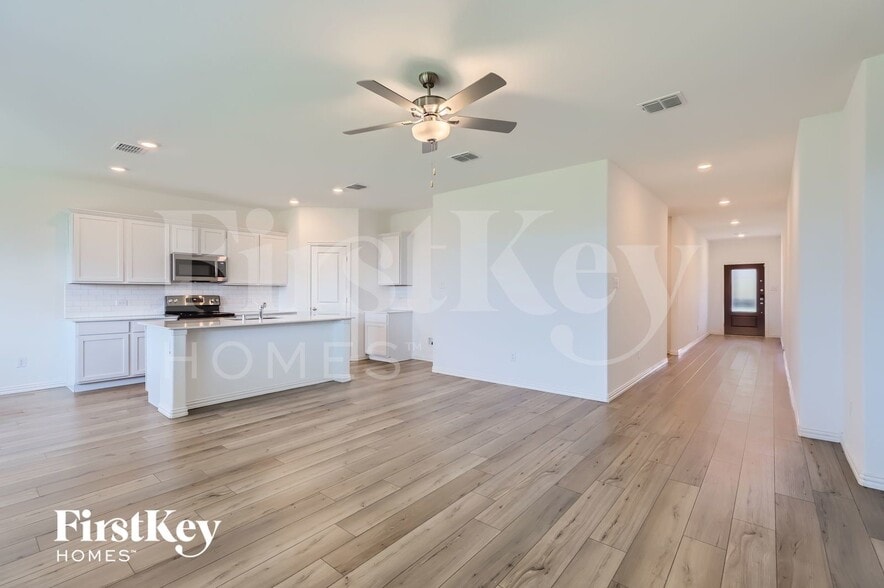 Building Photo - 212 Wyndemere Ln