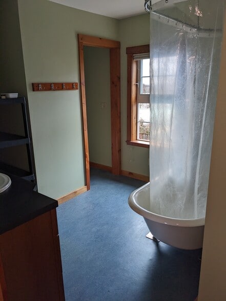 upstairs full bath - 819 Donovan Ave