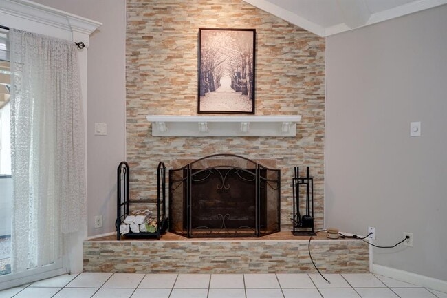 Building Photo - 2912 Camelot Ln
