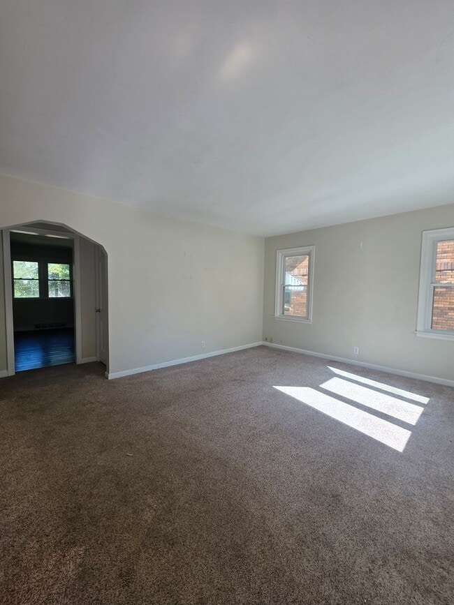 Building Photo - Spacious Three Bedroom!