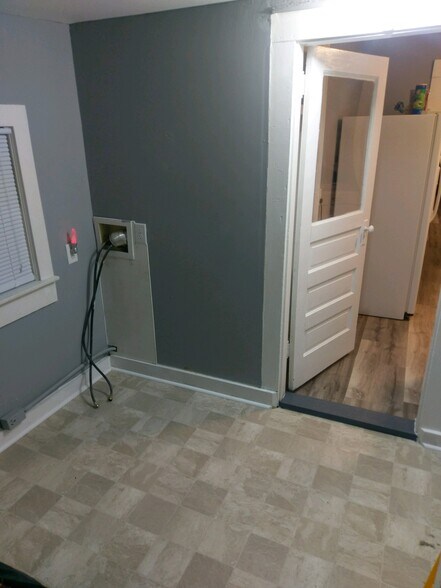 Laundry/Utility - 107 N Oak St