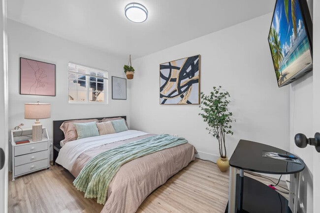 Building Photo - 606 S Sunshine Ave