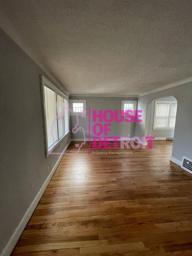 Building Photo - SECTION 8 ONLY | 4 BEDROOM | 3 BATH | FREE...