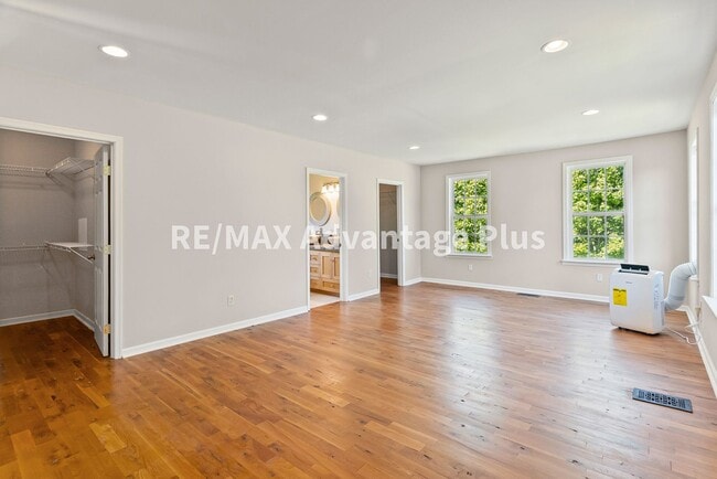 Building Photo - Picturesque 3-Bedroom Home with Cathedral ...