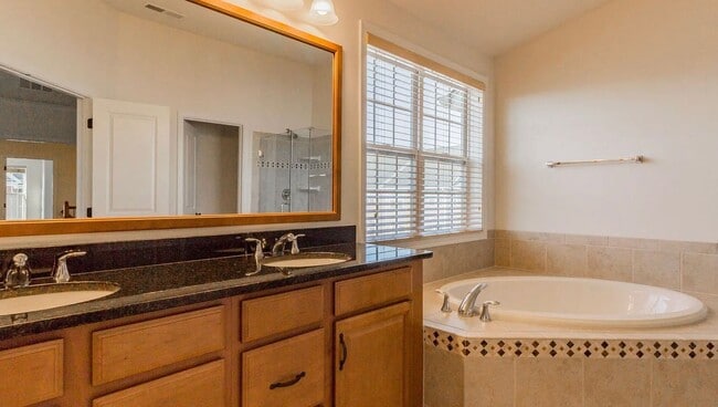 Building Photo - Stunning 3 Level, 3 Bed 3.5 Bath Townhome ...